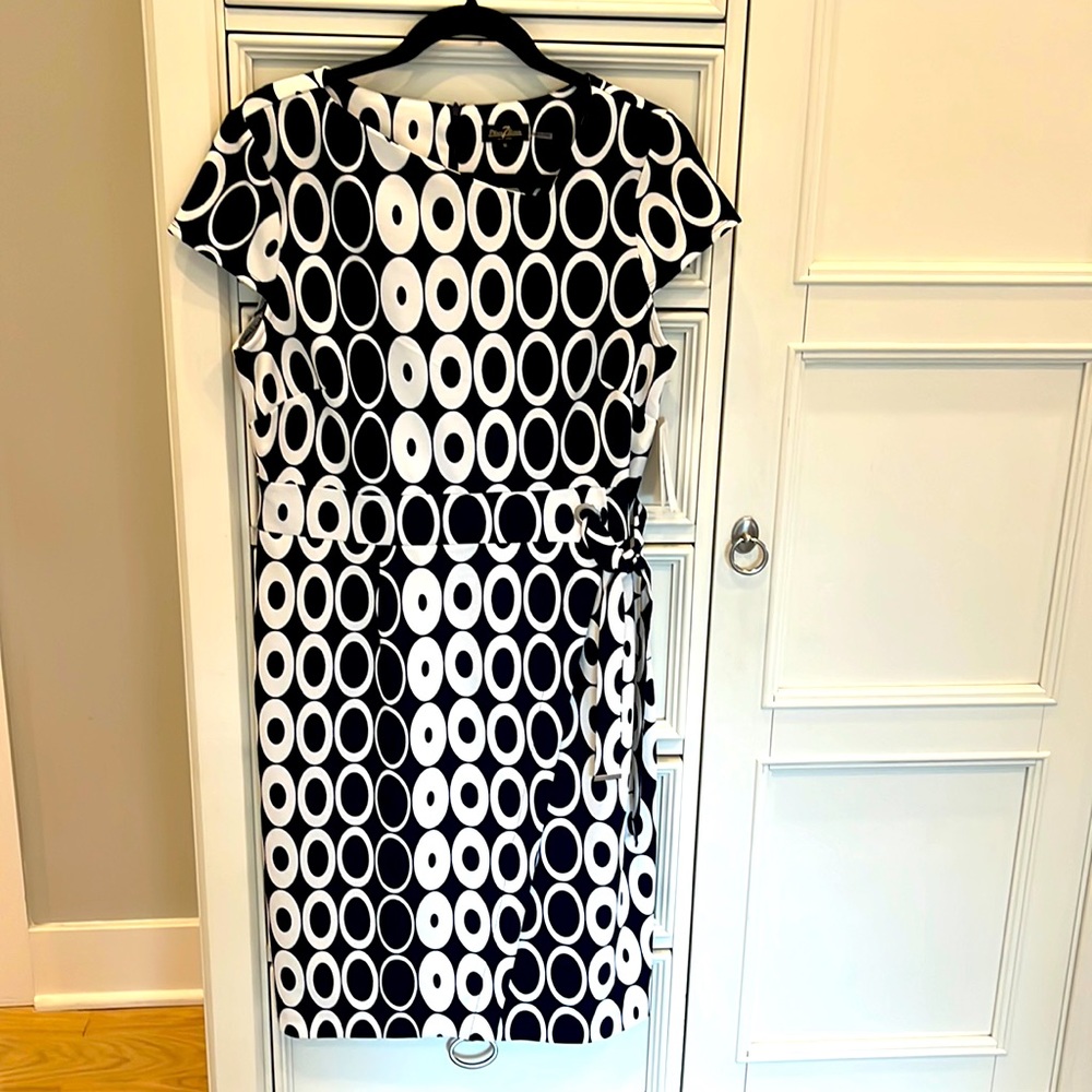 Phase 7 Dress.   Size 10.  Navy and White with tie at Waist.